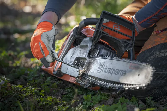 Husqvarna 365 Pilarka spalinowa łańcuchowa napinanie piły łańcuchowej z boku